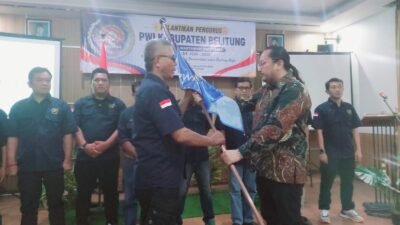 Ketua PWI Babel Mohammad Fathurrakhman melantik Ali Hasmara sebagai Ketua PWI Belitung periode 2026–2029 di Green Tropical Village Tanjungpandan