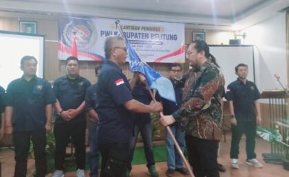 Ketua PWI Babel Mohammad Fathurrakhman melantik Ali Hasmara sebagai Ketua PWI Belitung periode 2026–2029 di Green Tropical Village Tanjungpandan
