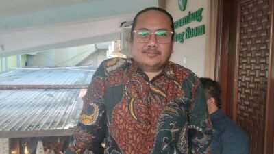 Ketua PWI Provinsi Kepulauan Bangka Belitung, Mohammad Fathurrakhman (Boy), memberikan keterangan pers usai pelantikan pengurus PWI Kabupaten Belitung, menegaskan kebebasan wartawan mengkritik pemerintah daerah secara profesional dan berbasis data.