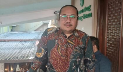 Ketua PWI Provinsi Kepulauan Bangka Belitung, Mohammad Fathurrakhman (Boy), memberikan keterangan pers usai pelantikan pengurus PWI Kabupaten Belitung, menegaskan kebebasan wartawan mengkritik pemerintah daerah secara profesional dan berbasis data.